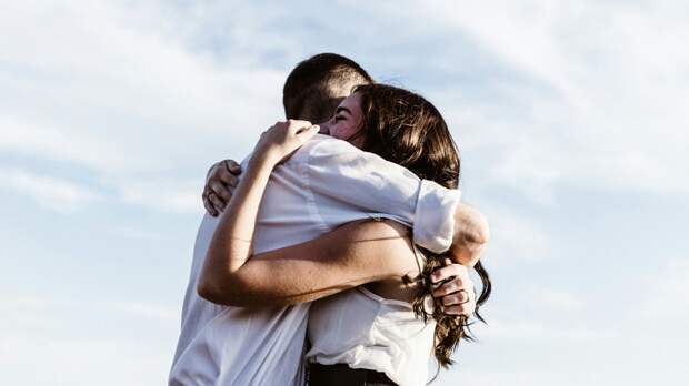 Психолог Гладких: нехватка объятий может усиливать стресс