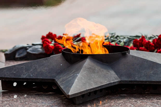 Решившая прикурить от Вечного огня молодая российская пара предстанет перед судом