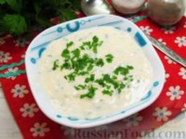 Фото к рецепту: Молочный суп с макаронами, плавленым сыром и зеленью