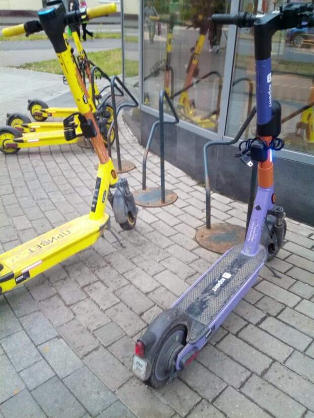 Самокаты-брошенки обнаружены на 8 Марта и Гражданской