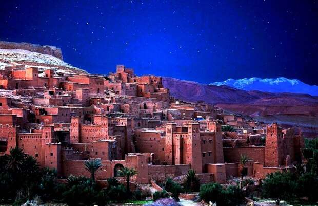 Особенно захватывающе городок выглядит на рассвете и закате, когда солнечные лучи освещают террасы и глинобитные замки (Ксар Айт-Бен-Хадду, Марокко). | Фото: indemniflight.com.