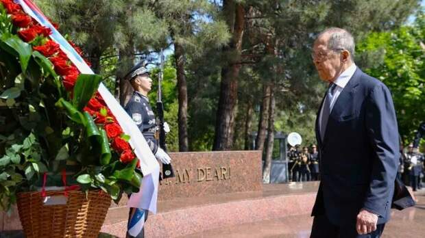 Министр иностранных дел Сергей Лавров обратил внимание на отсутствие надписи на русском языке у Вечного огня в Самарканде (на иностранном - только на английском)