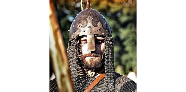 Витязь в шлеме и кольчуге