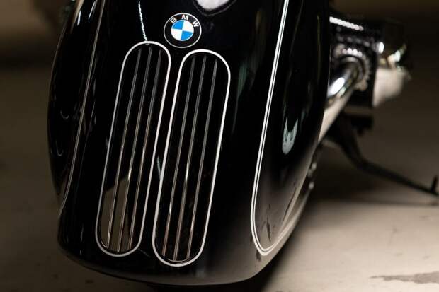 Kingston Custom вручную превратила BMW R18 в кастомный мотоцикл в стиле ар-деко