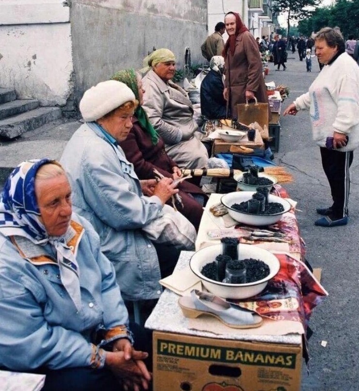 4. Стихийный рынок, Сахалинская область, г. Поронайск, 1998 год 4. Стихийный рынок, Сахалинская область, г. Поронайск, 1998 год