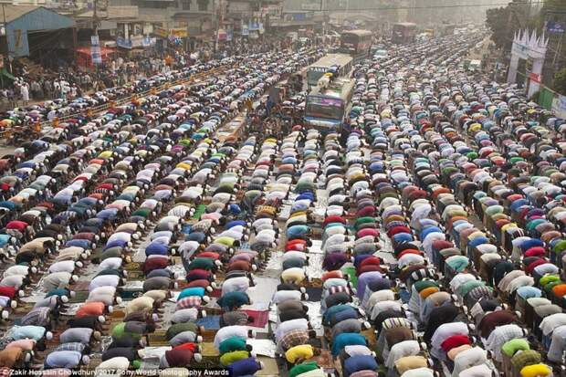 Мусульманские паломники в Бангладеш совершают пятничную молитву Sony World Photography, Sony World Photography Awards 2017, фотоконкурс