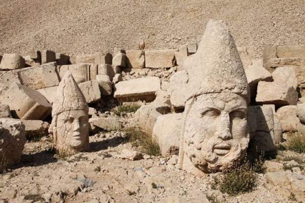 Руины святилища Коммагена на горе Немрут (Турция)