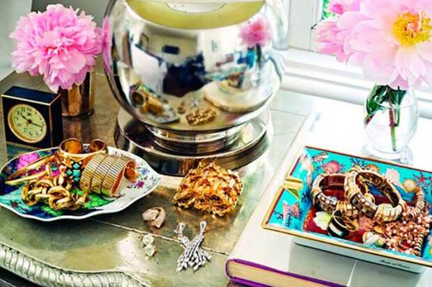 Фарфоровая посуда красиво смотрится не только на кухне. /Фото: cdn.cutypaste.com