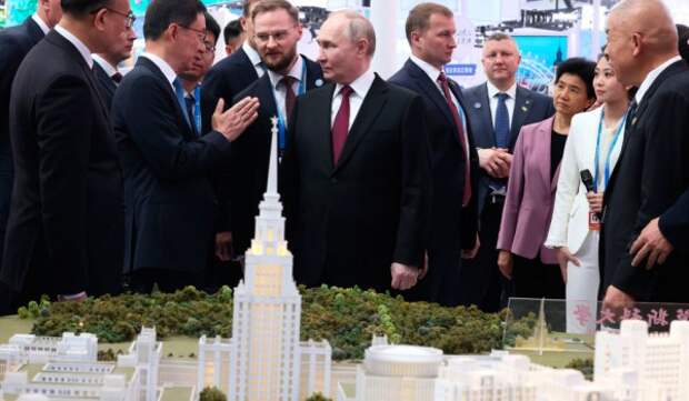 Путин осмотрел стенд совместного российско-китайского университета МГУ-ППИ на выставке в Харбине