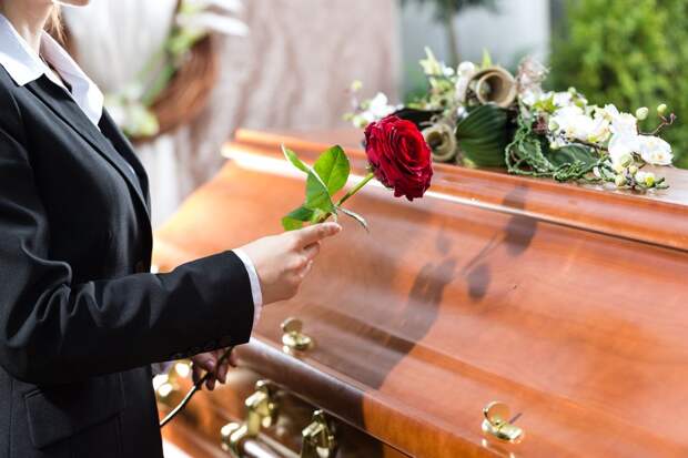 Жители Канады не могут похоронить своих родственников из-за неподъемных цен