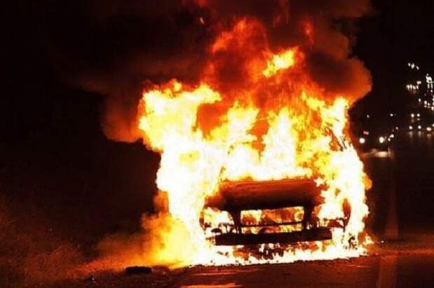 На крымской трассе загорелась машина