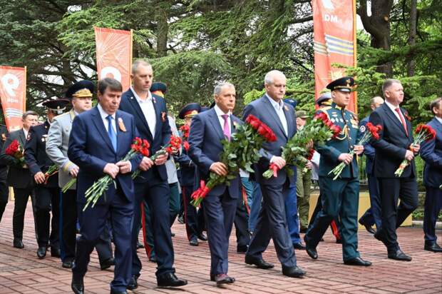 В Симферополе к Вечному огню на могиле Неизвестного солдата возложили цветы в честь 79-летия Победы