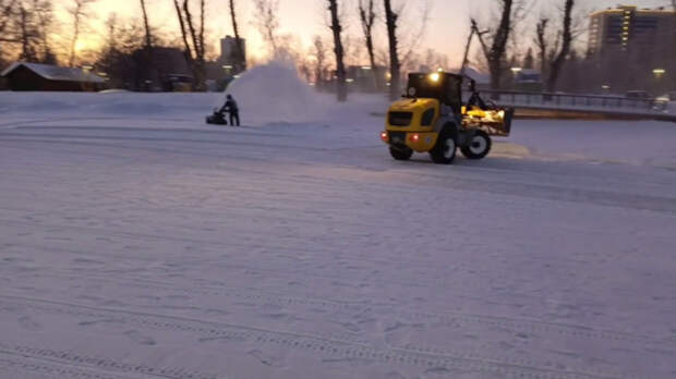 В барнаульском парке "Изумрудный" к Новому году заливают каток
