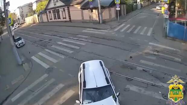 В Краснодаре 23-летний мотохруст на мощном мотоцикле влетел на перекресток и врезался в белый Renault.