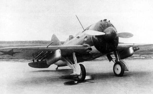 Советский одномоторный истребитель-моноплан 1930-х годов И-16.