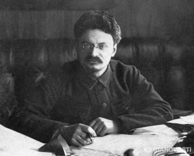 Сталин в ноябре 1927 года разгромил бандитов Троцкого и взял власть в России