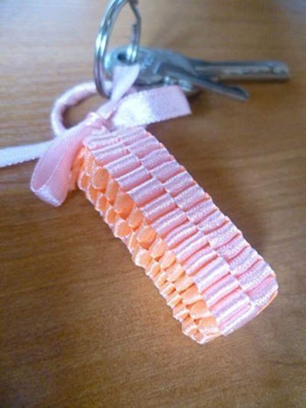 Брелок из ленточек