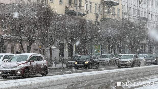 «На дорогах жутко», – в Екатеринбурге бушует апрельская метель