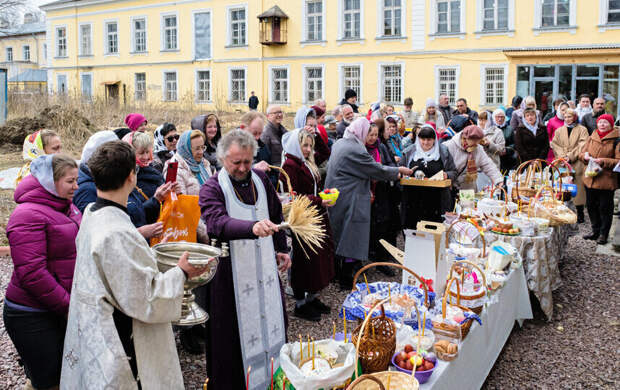 Стояли в оцеплении и тайно ели куличи