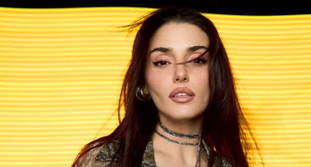 Актриса Ханде Эрчел снялась в купальнике со змеиным принтом