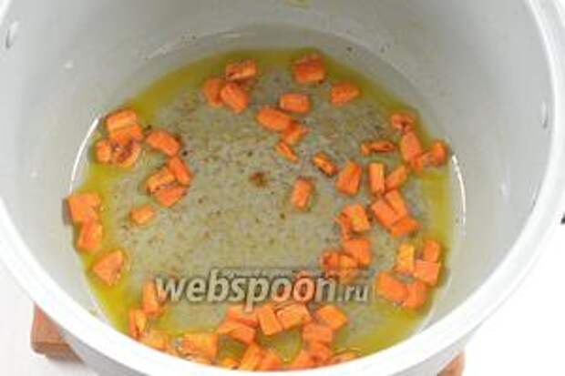 Обжарить морковь в чаше мультиварки (режим «Жарка»)на сливочном масле 4-5 минут, помешивая (у меня мультиварка Polaris).