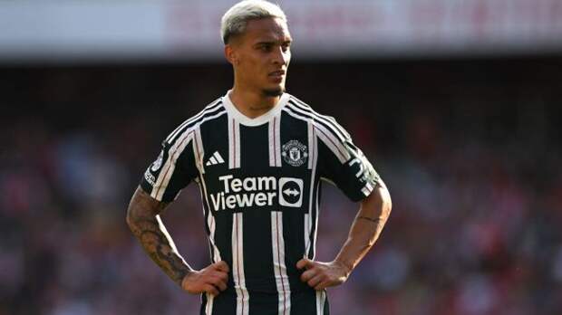 antony playing for man utd