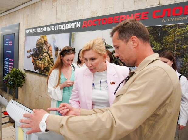 Депутат МГД Метлина высоко оценила уровень организации работы пункта отбора на службу по контракту. Фото: Александр Авилов