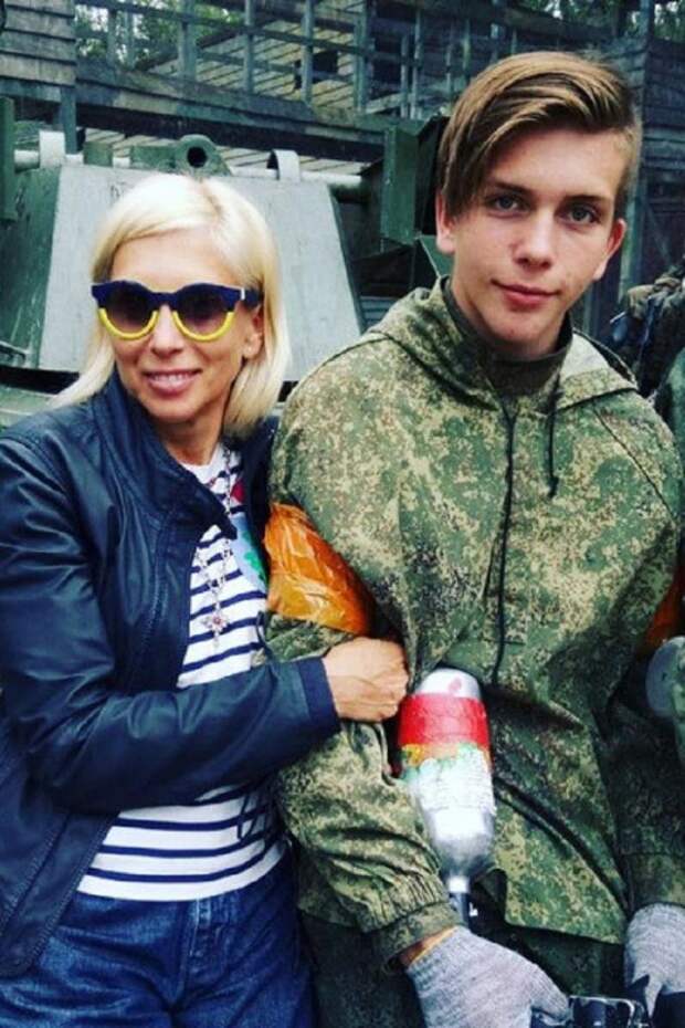 Алена Свиридова похвасталась в сети младшим сыном, который вырос красавцем-кадетом
