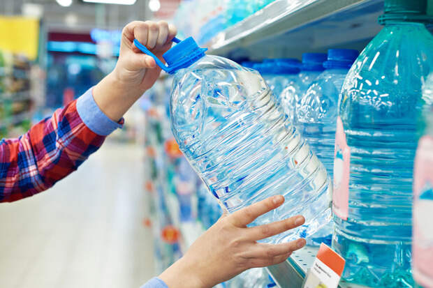 Baza: россияне скупили рекордное количество минералки за новогодние каникулы