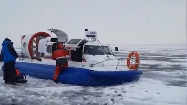 В Петербурге спасли 230 рыбаков, которые не могли вернуться из-за трещин во льду