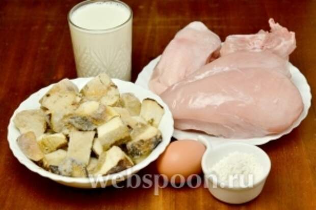 Для приготовления супа нам понадобится куриная грудка — для фарша, куриный набор — для бульона, грибы (у меня замороженные белые), молоко, яйцо, мука, соль, перец.