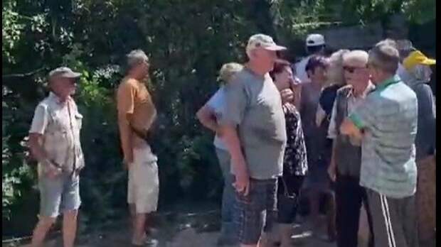 Старики плачут, все сохнет: огородники из Актау просят дать им воду