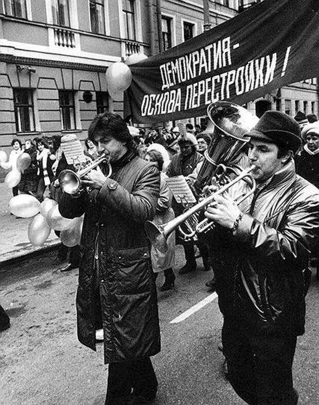 Чтобы спасти страну от дефицита товаров было принято постановление «О создании кооперативов по производству товаров народного потребления»,  а затем и Закон СССР «О кооперации в СССР». Кооперативам было разрешено  заниматься любыми не запрещенными законом видами деятельности, в том числе торговлей. На деле же кооператоры занимались в основном спекуляциями либо  финансовыми операциями по обналичиванию денег. В итоге это привело к еще большему дефициту и росту доходов кооператоров, которые не регулировались никакими нормами