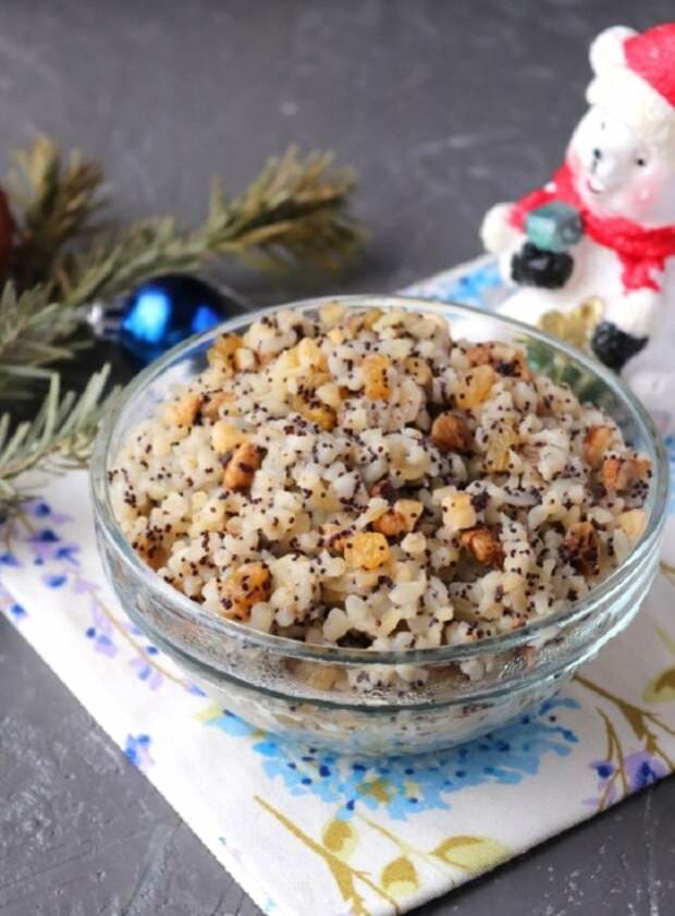 Кутья из булгура подается с орехами и изюмом. / Фото: iamcook.ru