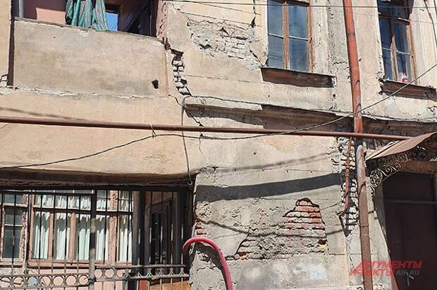 Вот в таких домах живут люди в Тбилиси.