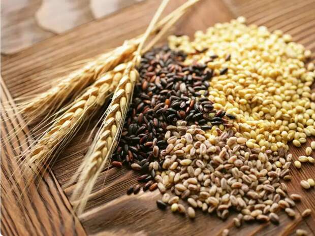 Цельнозерновые культуры, зелень, молочные продукты и еще несколько продуктов, полезных кормящим матерям