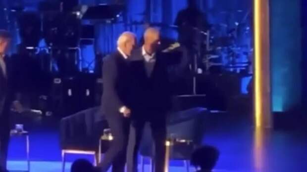 Обама за руку увел Байдена со сцены на мероприятии в Лос-Анджелесе