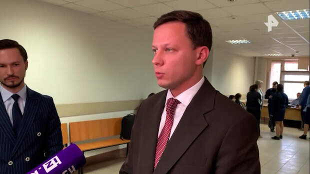 Напавший на корреспондента "Известий" продавец госномеров скрыл судимости