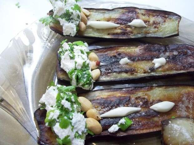 Рулетики из баклажанов с творогом и орехами