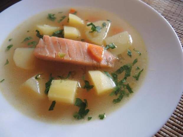 Рыбный суп уха. \ Фото: 1000.menu.