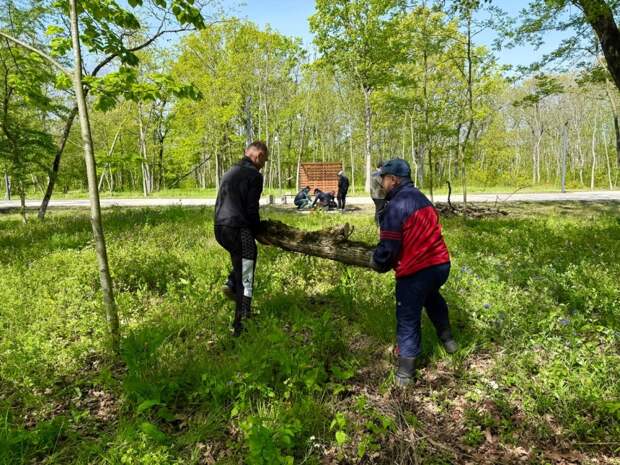 В Адыгейске прошел субботник в парковой зоне
