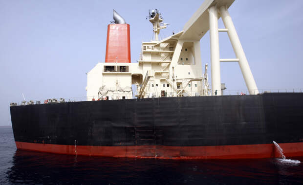 Судно из Японии впервые смогло пройти заблокированный Ормузский пролив