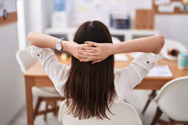 В Китае женщина заснула на работе из-за низкой зарплаты