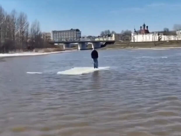 Заплыв ради фото: в Ярославле сняли со льдины 15-летнего подростка