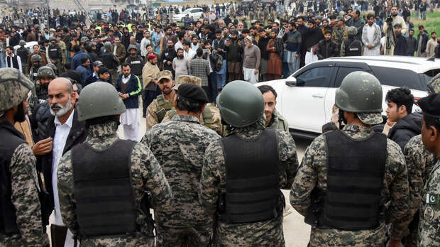 При столкновениях у консульства США в Пакистане погибли девять человек