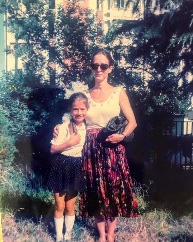 Работа в огороде и ночные купания в море: Юлия Паршута рассказала о детстве и взрослении в 90-х