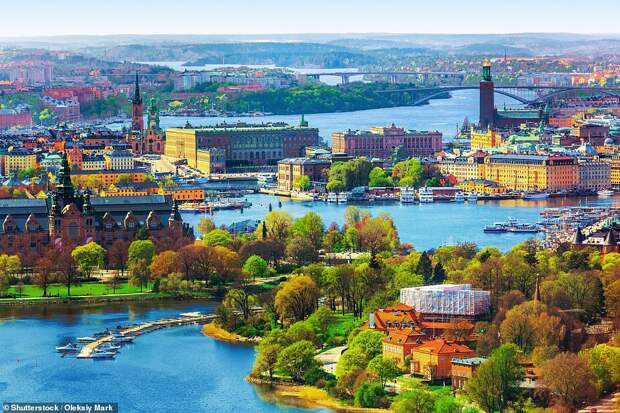 Завораживающий вид на красивый Старый город Стокгольма и набережную