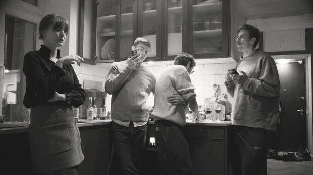 «Когда мы встретимся»: Александр Паль, Евгений Цыганов и Мария Карпова в трейлере фильма «Картины дружеских связей»