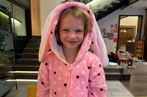 Актриса Милла Йовович опубликовала редкие фото с младшей дочерью