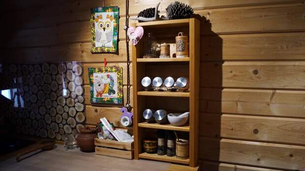 А вот вторая кухонная полка.